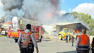اندلاع حريق ضخم في مصنعين بمدينة سديروت جنوبي إسرائيل (فيديو)