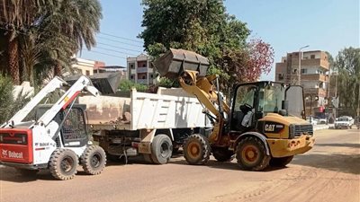 حملات نظافة مكثفة ومتابعة ميدانية لشكاوى المواطنين بمركز نصر النوبة