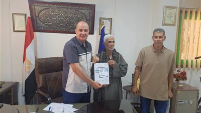 رئيس الدلنجات يسلّم نماذج (8) للمواطنين لتسريع تقنين أوضاع مخالفات البناء