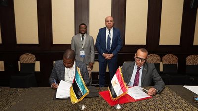 وزير الطيران المدني يشهد توقيع مذكرة تفاهم للتعاون الفني بين مصر وموزمبيق