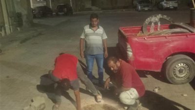 استجابة فورية لتغطية مطابق الصرف الصحي المكشوفة بعدد من مناطق بالسويس 