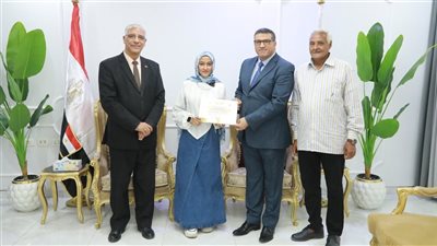 محافظ قنا يكرم أوائل التعليم الفني والثالث على الجمهورية في مسابقة تحدي القراء