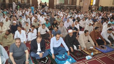 محافظ سوهاج يؤدي صلاة الجمعة بمسجد سيدي كمال الدين بأخميم