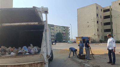 حي فيصل بالسويس يواصل حملات النظافة الصباحية ورفع مخلفات القمامة من الشوارع