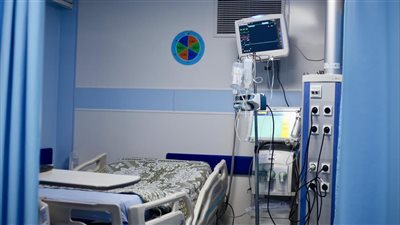 ذباب وتعطل أجهزة وتأخير فحوصات.. سيدة تروي معاناة جدتها في مستشفى بالإسكندرية 