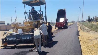 قرب الانتهاء من رصف الطريق الرابط بين قريتي الرضوان وأم خلف جنوب بورسعيد