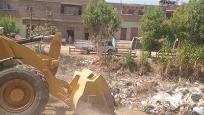 تنفيذًا لتوجيهات محافظ قنا.. رفع 36 طن مخلفات وتمهيد 5 كيلومترات من الطرق ومبا