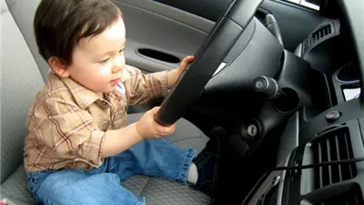 بعد تداول مقطع فيديو لطفل أعلى سيارة أثناء سيرها.. الأمن يضبط والدته