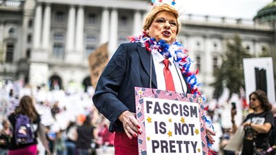 للمرة الثانية.. آلاف الأمريكيين يتظاهرون ضد ترامب اعتراضاً على سياساته