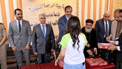 محافظ سوهاج يشارك أطفال 