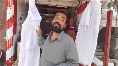 محمد الكحلاوى جزار بنها الكفيف: نفسي في معاش أصرف منه على ولادي