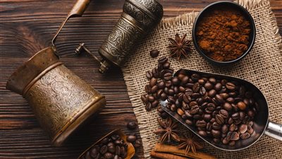 لا تشرب قهوتك فور الاستيقاظ… تحذير طبي من عادة يومية 