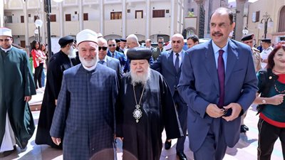 محافظ سوهاج يزور المطرانيات للتهنئة باحتفالات عيد القيامة المجيد