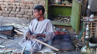 عزيمة لا تلين.. العم بكري تحدى الشلل بصناعة الأقفاص: أحلم بامتلاك بكرسي متحرك 