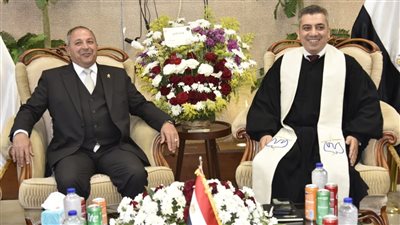محافظ بورسعيد يشارك أقباط الكنيسة الإنجيلية احتفالات عيد القيامة 