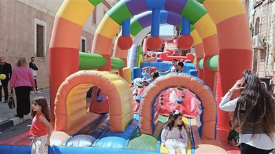 فرحة وبهجة.. مسيحيين بورسعيد يحتفلون بعيد القيامة داخل كنيسة الأنبا بيشوي