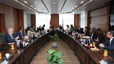 الرئيس التنفيذي لوكالة الفضاء المصرية يستقبل السفيرة الأمريكية