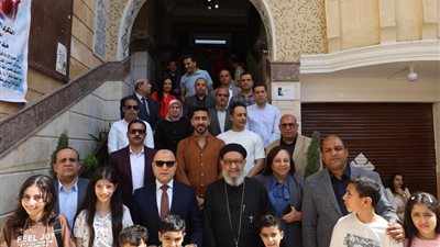 بباقات الزهور.. وفود شعبية ورسمية تهنئ أقباط كفر الشيخ بعيد القيامة