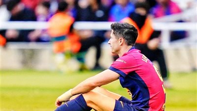 برشلونة يواجه أزمة هجومية مع غياب ليفاندوفسكي بسبب الإصابة