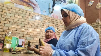 تخرجت من كلية العلوم.. عائشة أول بائعة فسيخ في المنيا: الناس بتجيلي على الريحة