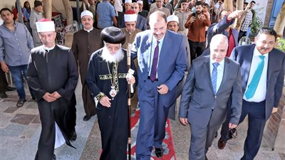 محافظ سوهاج يختتم جولته بتهنئة الأخوة المسيحيين بمطرانيات طهطا وطما والمراغة