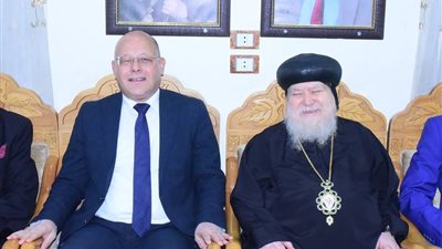 رئيس جامعة سوهاج يقدم التهنئة للأقباط بمناسبة عيد القيامة المجيد |صور