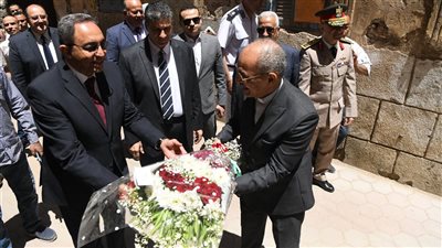 من دير الأنبا بضابا.. محافظ قنا يهنئ أقباط نجع حمادي بعيد القيامة المجيد