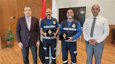 بعد رد 6 مليون جنيه.. رئيس الإسعاف المصرية يهدي درع الهيئة لطاقم إسعاف المنيا