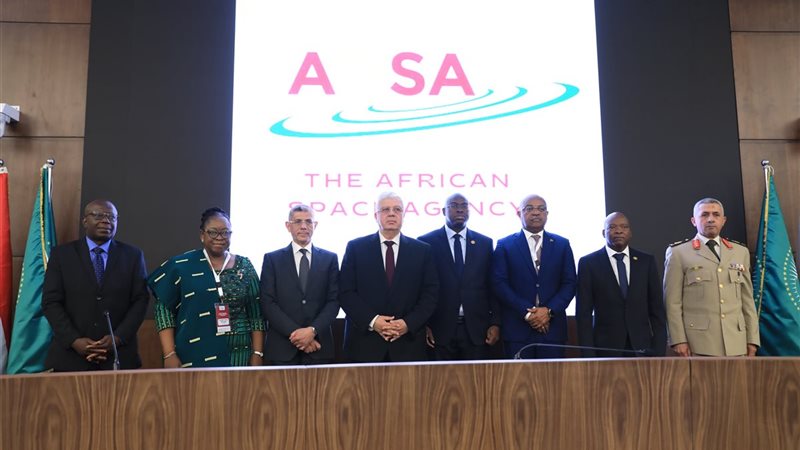  أيمن عاشور - وزير