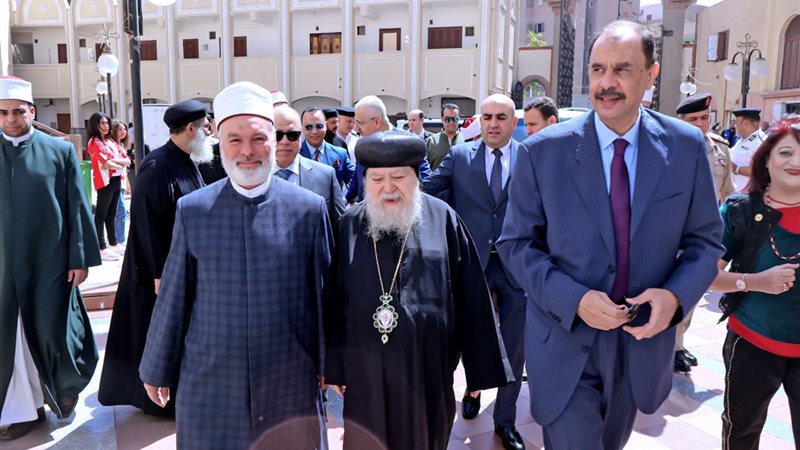 محافظ سوهاج يقدم