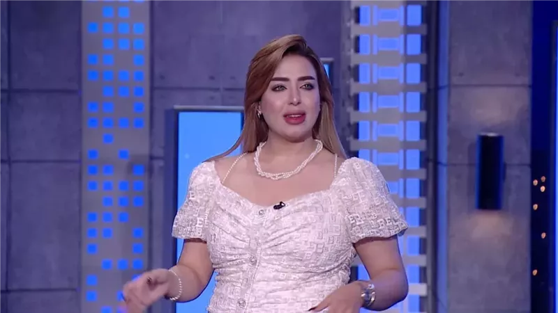 الإعلامية منى العمدة