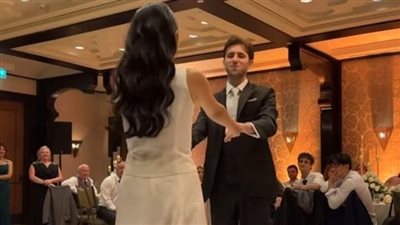 شاهد.. بحضور الأصدقاء مي الغيطي تحتفل بزفافها على شخص بريطاني 