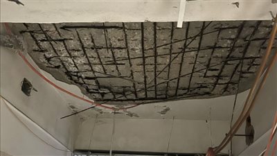 بعد سقوط جزء من السقف.. إخلاء طابقين لعناية الكلى والباطنة بمستشفى الفيوم