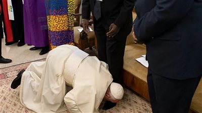 قبّل أقدام الزعماء.. كيف ناضل البابا فرنسيس من أجل عالم أكثر عدلًا؟| صور