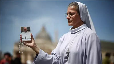 برج إيفيل يطفئ أنوراه وأجراس كاتدرائية نوتردام تدق أجراسها حزنا على البابا