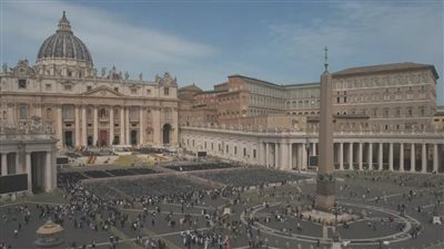 وداع حاشد.. الآلاف يجتمعون في ساحة القديس بطرس بعد وفاة البابا | بث مباشر