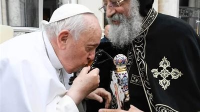 قُبلة على صدر المحبة.. عندما تحدّث الصليب بلغة لا تعرفها السياسة