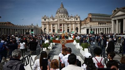  ساحة القديس بطرس تغرق في الحزن بعد وفاة البابا فرنسيس
