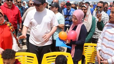 محافظ دمياط يشارك اطفال راس البر في تلوين بيض شم النسيم 