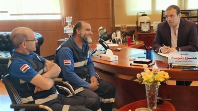 رئيس هيئة الإسعاف يهدي درع تكريم للطاقم صاحب واقعة رد 6 ملايين جنيه لأصحابها