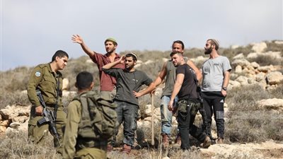 بحماية جيش الاحتلال.. مستوطنين إسرائيلين يهاجمون تجمع عرب المليحات غرب أريحا