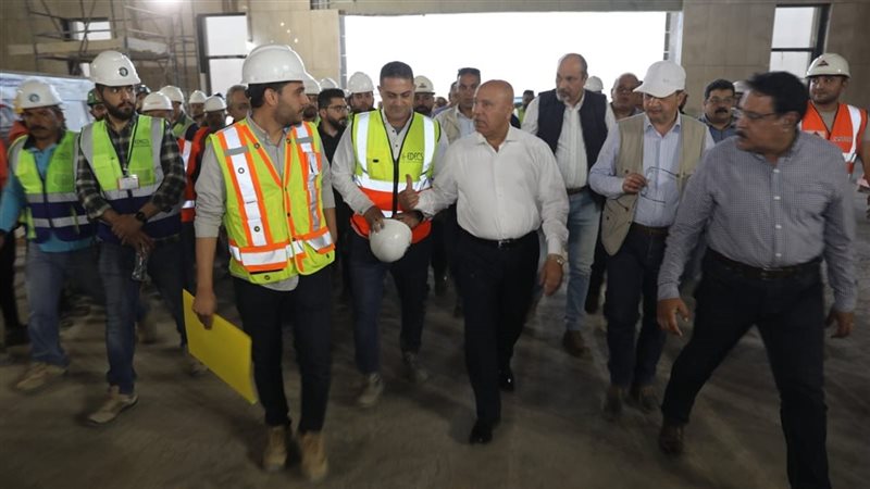 وزير النقل خلال جولته