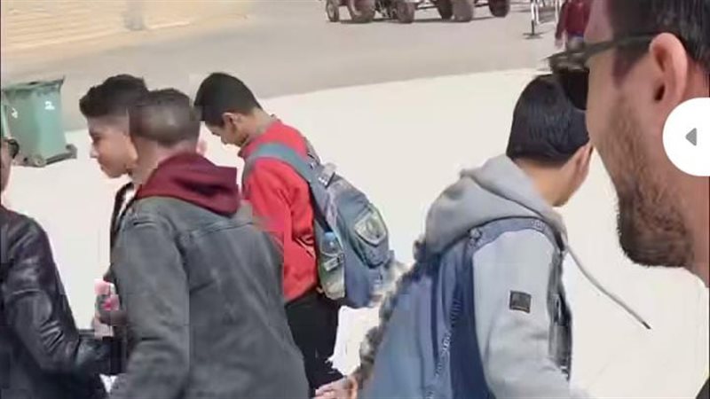 أطفال مصريون يضعون