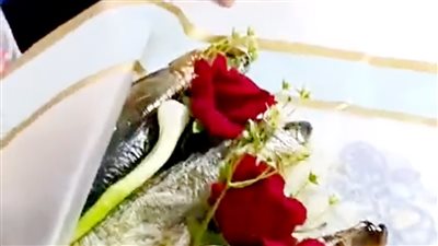 في قلب احتفالات الربيع.. مي فتاةتصنع بوكيه غير تقليدي لعشاق شم النسيم بالمنيا