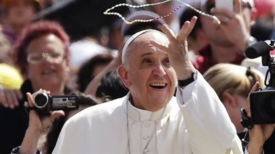 أحدث ضجة في عالم الموضة دون قصد..البساطة سر البابا فرانسيس | صور