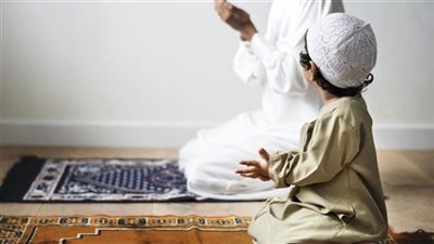 هل يجوز للأم أن تؤم ابنها الصغير في الصلاة؟.. فتوى تحسم الجدل
