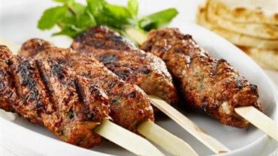 الكفتة المشوية في الفرن.. مذاق شرقي بلمسة صحية وأسلوب عصري في الطهي