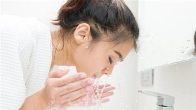 إزاي درجة حرارة المية ممكن تأذي بشرتك.. اعرفي طريقة غسل الوجه