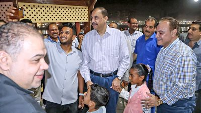 بالصور التذكارية.. محافظ سوهاج يشارك المواطنين فرحة الربيع في الحدائق