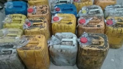 تحقيقات حول فيديو متداول يظهر تعبئة زيت طعام مستعمل في ظروف غير صحية